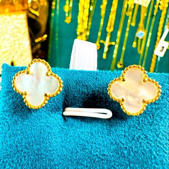 Real 18K Gold Mother of Pearl Earrings Size 13mm - Picture 1 of 1